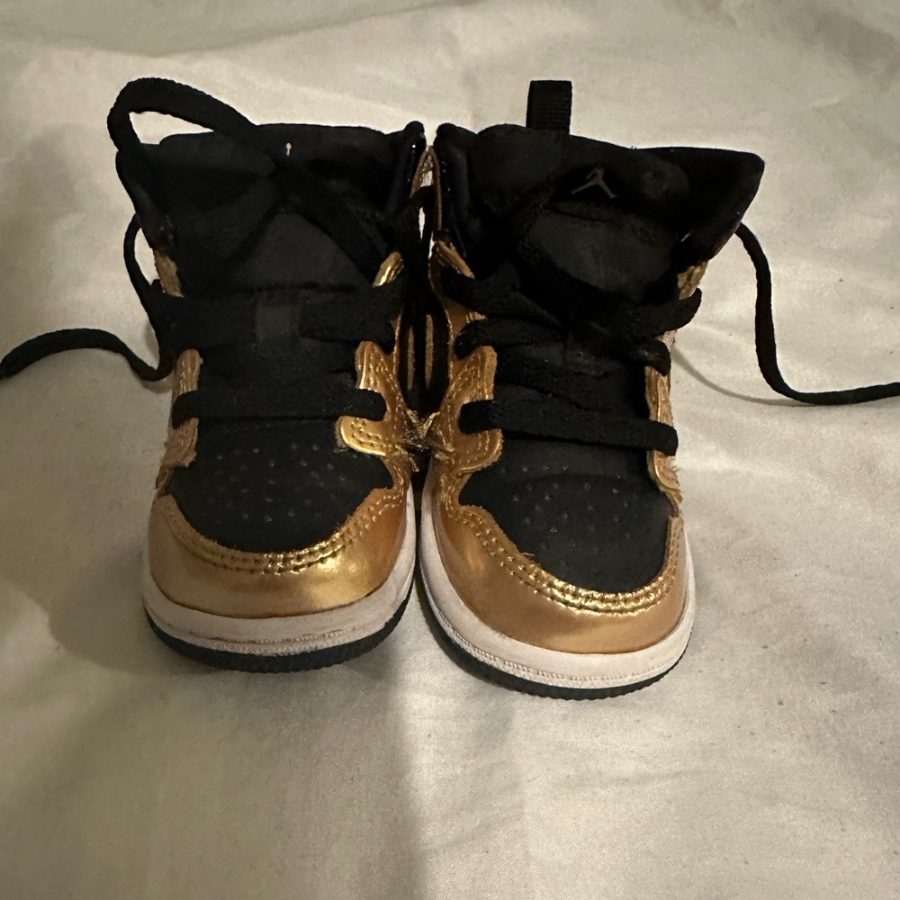 Air Jordan unisex shoes for girls or boys size 4.5